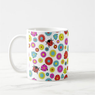 Taza De Café Ladybugs en el jardín entre las flores