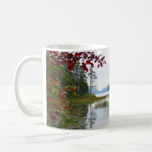 Taza De Café Lago Eagle y hojas de arce rojas II