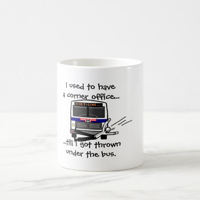 Taza De Café Lanzado debajo del autobús (Centro)
