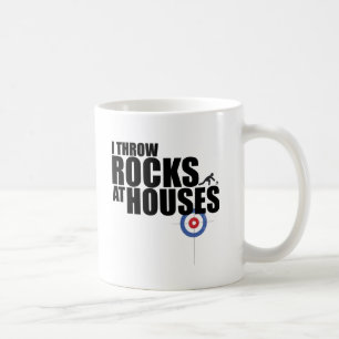 Taza De Café Lanzo rocas en encresparse de las casas