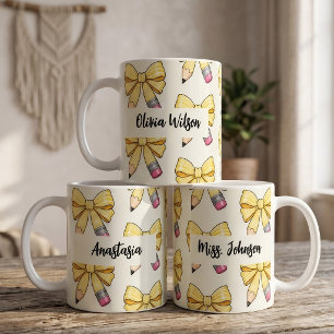 Taza De Café Lápiz Amarillo Coquette Cinta Nombre de Maestra de