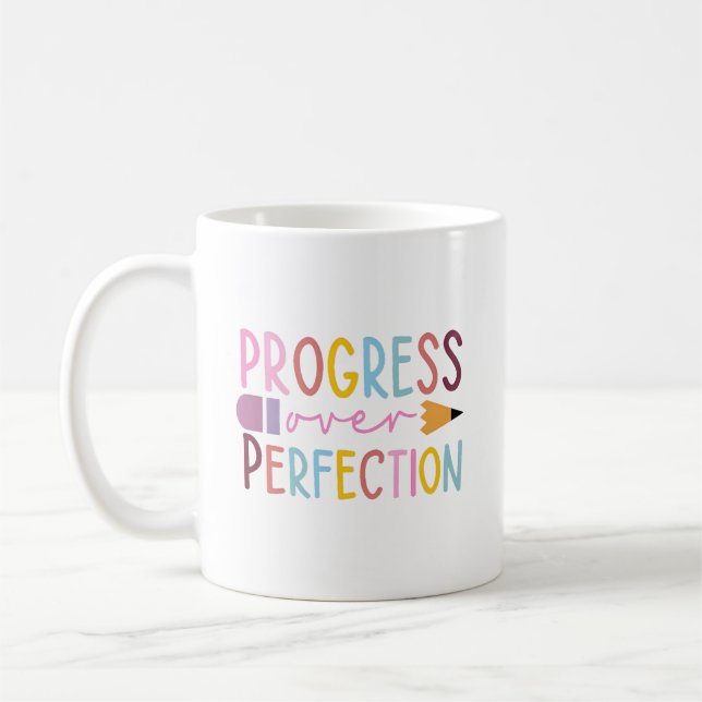 Taza De Café Lápiz de maestro Cute Progress Over Perfection (Izquierda)