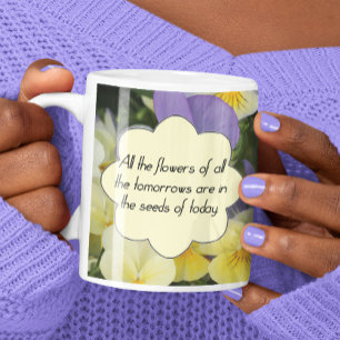 Taza De Café Las flores del mañana están en las semillas de hoy