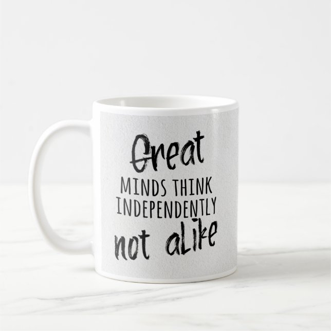 Taza De Café Las grandes mentes piensan de manera independiente (Izquierda)