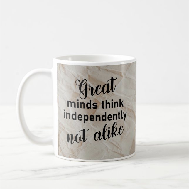 Taza De Café Las grandes mentes piensan independientemente, no  (Izquierda)