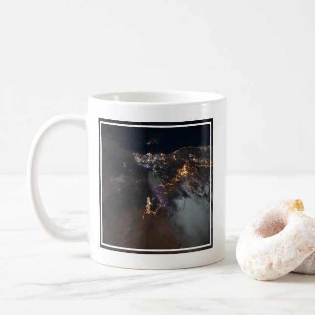 Taza De Café Las Luces De La Ciudad De Jazán Y Sus Suburbios