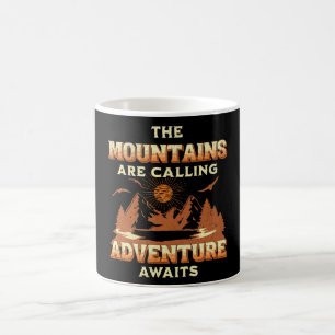 Taza De Café Las montañas están llamando, la aventura espera