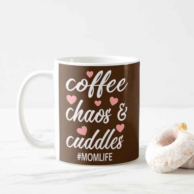 Taza De Café Las mujeres caos en el café y abrazan a la madre (Con donut)