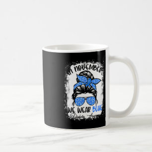 Taza De Café Las mujeres desordenan el pelo de un bollo y toman