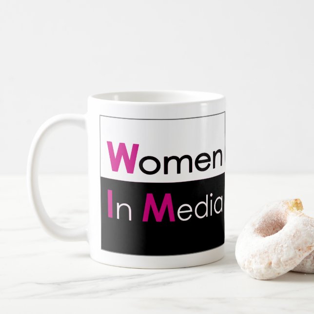 Taza De Café Las Mujeres En La Mug Clásica De Los Medios De Com (Con donut)