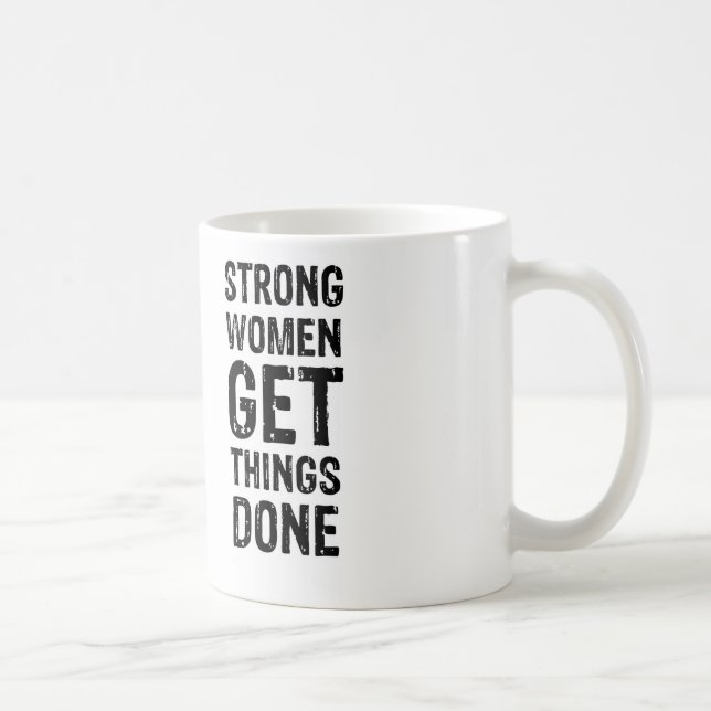 Taza De Café Las mujeres fuertes consiguen cosas hechas (Derecha)