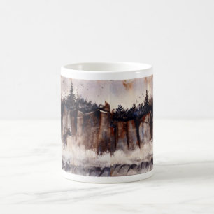 Taza De Café Las olas se estrellan contra un alto acantilado y 