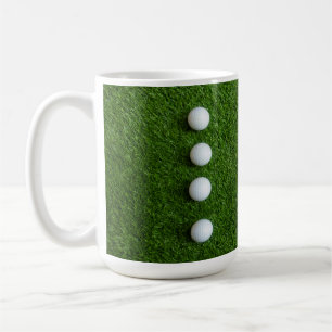 Taza De Café Las pelotas de golf están en hierba verde