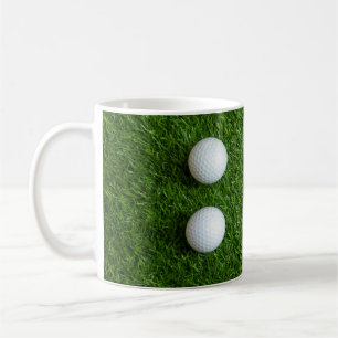 Taza De Café Las pelotas de golf están en hierba verde