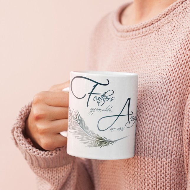Taza De Café Las plumas aparecen cuando los ángeles están cerca (Subido por el creador)