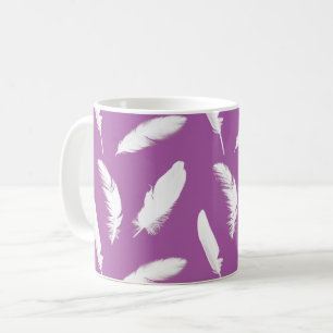 Taza De Café Las plumas blancas en el púrpura antimetista