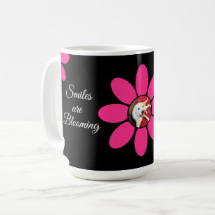Taza De Café Las sonrisas florecen con la flor rosa de perro cú