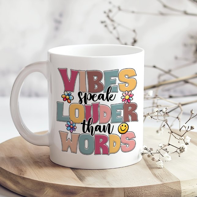 Taza De Café "Las vibraciones hablan más fuerte que las palabra ("Vibes Speak Louder Than Words" Hippie Colorful Coffee Mug on a boho table with tiny dry flowers)