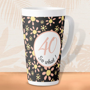 Taza De Café Latte 40 así que qué 40 cumpleaños divertido floral