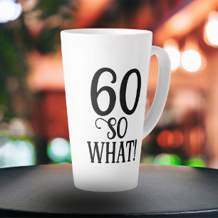 Taza De Café Latte 60 Así que qué Tipografía de Cita Divertida Cumple