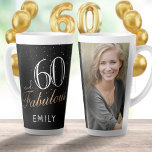 Taza De Café Latte 60 y Fabulous Elegant Black 60th Birthday Photo<br><div class="desc">60 y Fabulous Elegant Black 60th Birthday Photo Latte Mug. El fondo es negro. Personaliza la taza con tu foto,  tu nombre y haz tu propio regalo de cumpleaños número 60 para una mujer.</div>