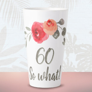 Taza De Café Latte 60 Y qué Rosa Acuarela Divertida Cumpleaños 60 