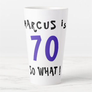 Taza De Café Latte 70 Así que qué Tipografía de Cita Divertida Cumple