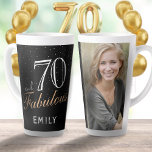 Taza De Café Latte 70 y fabuloso elegante foto de cumpleaños 70 negro<br><div class="desc">70 y fabuloso elegante taza de café con foto de cumpleaños 70 negro. El fondo es negro. Personaliza la taza con tu foto,  tu nombre y haz tu propio regalo de cumpleaños 70 para una mujer.</div>