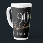 Taza De Café Latte 90 y Fabuloso Elegante Negro Cumpleaños 90 Foto<br><div class="desc">90 y Fabuloso Elegante Negro Cumpleaños 90 Taza de Café con Foto. El fondo es negro. Personaliza la taza con tu foto,  tu nombre y haz tu propio regalo de cumpleaños 90 para una mujer.</div>