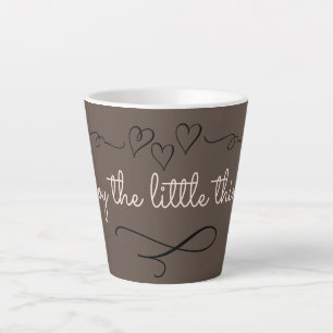 Taza De Café Latte A La Moda Disfrutar De Las Pequeñas Cosas Brownish