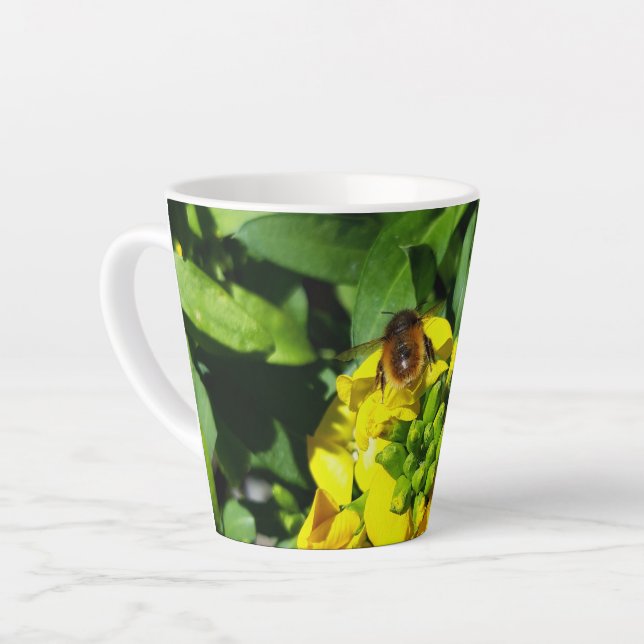 Taza De Café Latte Abeja a las flores amarillas (Ángulo izquierdo)