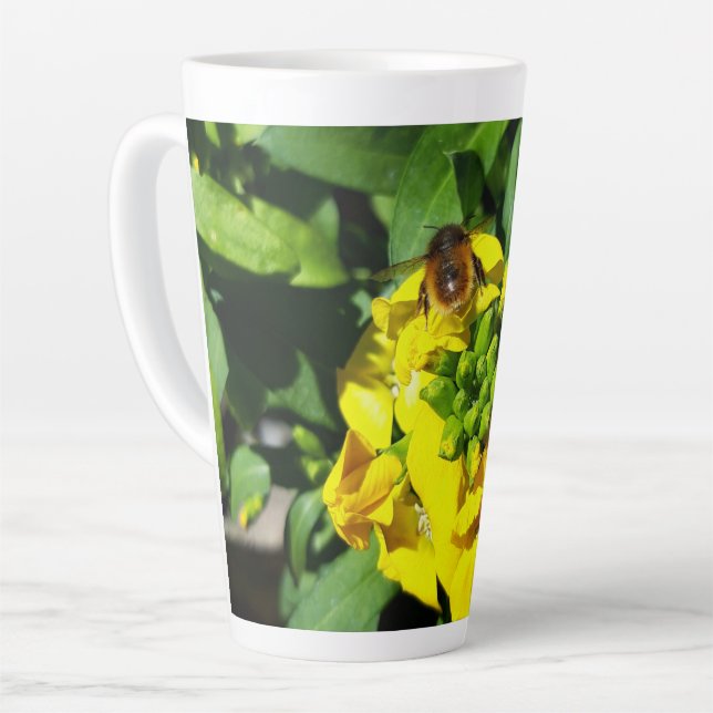 Taza De Café Latte Abeja a las flores amarillas (Ángulo izquierdo)