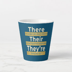 Taza De Café Latte Ahí están, no son graciosos con la gramática ingle