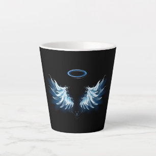 Taza De Café Latte Alas del Ángel Azul brillante sobre fondo negro