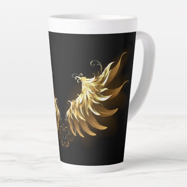 Taza De Café Latte Alas del Ángel de Oro sobre fondo negro (Ángulo derecho)