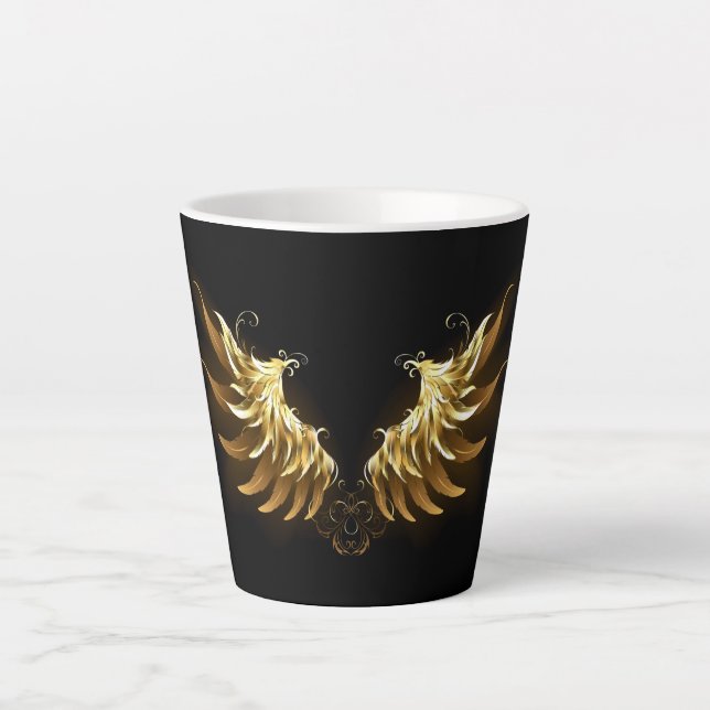 Taza De Café Latte Alas del Ángel de Oro sobre fondo negro (Anverso)