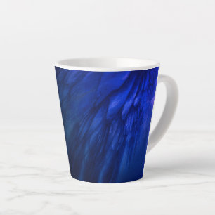 Taza De Café Latte Alas místicas con plumas azules profundas