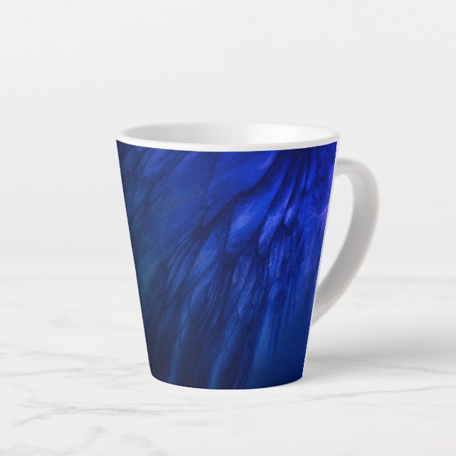 Taza De Café Latte Alas místicas con plumas azules profundas (Ángulo derecho)