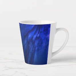 Taza De Café Latte Alas místicas con plumas azules profundas