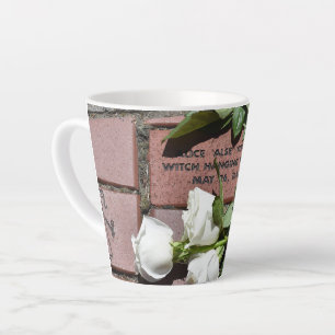Taza De Café Latte Alice Young Memorial Brick with White Roses Mug