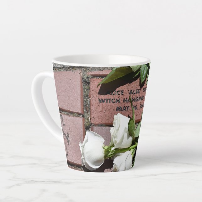 Taza De Café Latte Alice Young Memorial Brick with White Roses Mug (Ángulo izquierdo)
