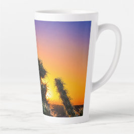 Taza De Café Latte Amanecer en el desierto a través de siluetas de ca