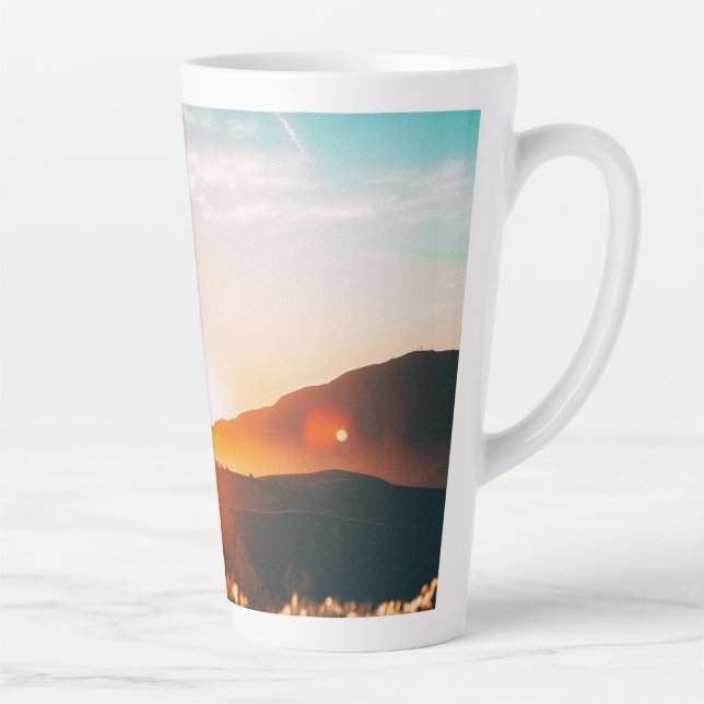 Taza De Café Latte amanecer sobre una montaña (Derecha)