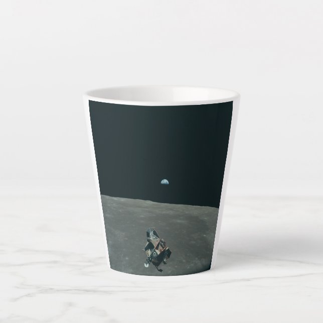 Taza De Café Latte Apollo Lunar Lander y Earrise Over Moon (Anverso)