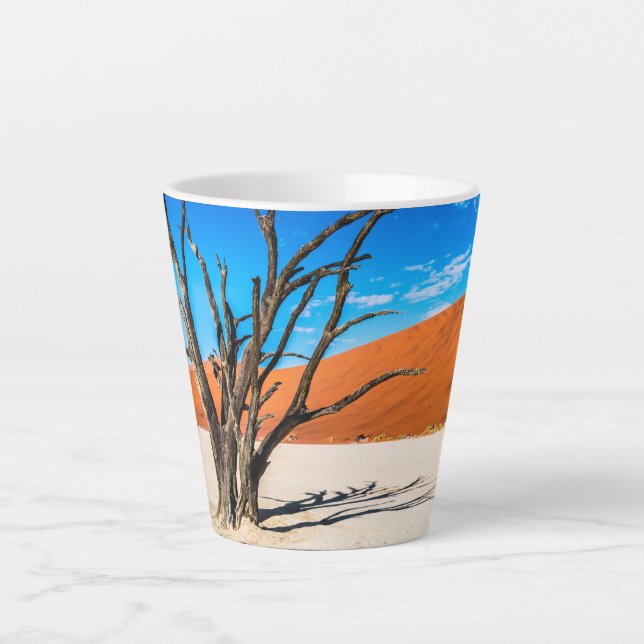 Taza De Café Latte Árbol muerto en Deadvlei, Namibia (Anverso)
