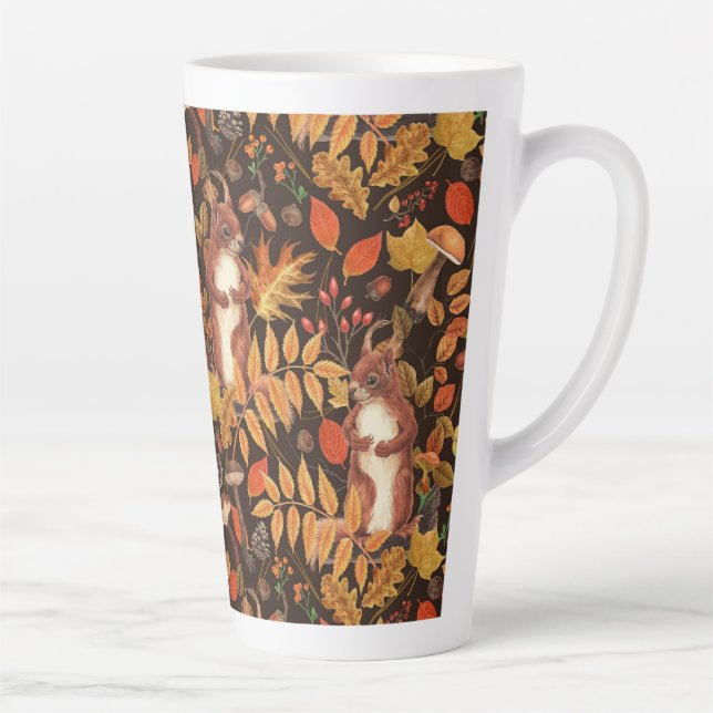 Taza De Café Latte ardillas y flora otoñales en marrón oscuro (Derecha)