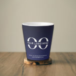 Taza De Café Latte Armada Minimalista con logotipo corporativo de la<br><div class="desc">Una plantilla de negocio sencilla de color azul marino y personalizado en un estilo minimalista moderno que se puede actualizar fácilmente con el logotipo y el texto de su empresa. Diseñado con una imagen horizontal del logotipo (2560 x 1440 px), puede realizar el personalizar cambiando el texto y la imagen...</div>