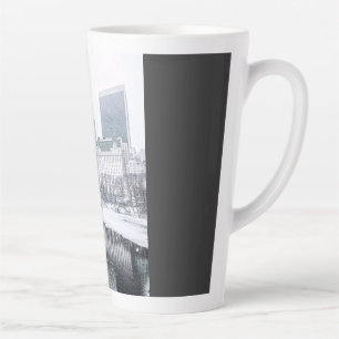 Taza De Café Latte Arte de la silueta de la ciudad de Nueva York en i