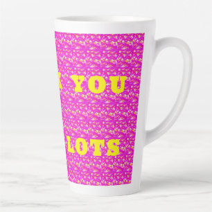 Taza De Café Latte Arte esponjoso rosa gracias a las letras grandes d