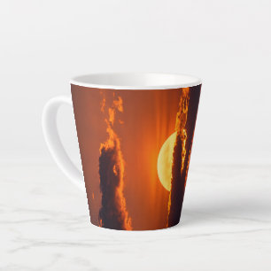 Taza De Café Latte Arte fino de puesta de sol carmesí dramático